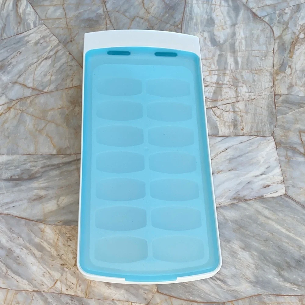 OXO Good Grips Silicone Lid Ice Cube Tray White Blue‎ 14 Cubes Spill Resistant